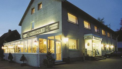 Ein gemütliches Restaurant mit einer einladenden Fassade in Abendbeleuchtung. Das Gebäude ist hell erleuchtet und hat große Fenster, die einen Blick auf das Innere gewähren.