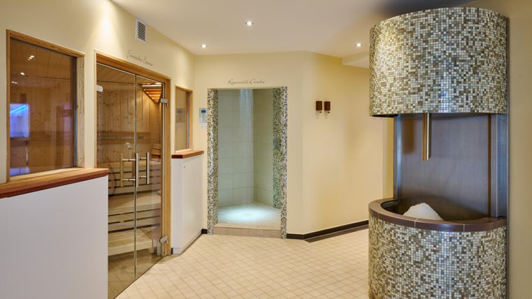 Ein moderner Wellnessbereich mit eleganter Einrichtung. Der Raum verfügt über eine Sauna und eine entspannende Atmosphäre.