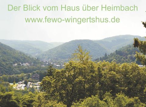 Eine wunderschöne Aussicht auf die grünen Hügel und das Tal von Heimbach. Ideal für Naturliebhaber und Erholungssuchende.