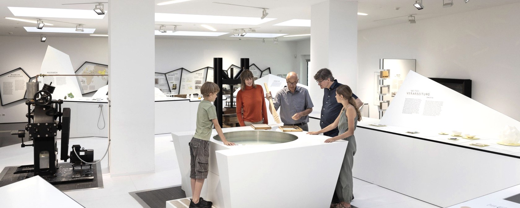 F&uuml;hrung durch das Papiermuseun, &copy; Eifel Tourismus GmbH, Tobias Vollmer