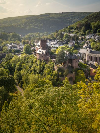 Blick auf Heimbach und Burg Hengebach in der Rureifel
