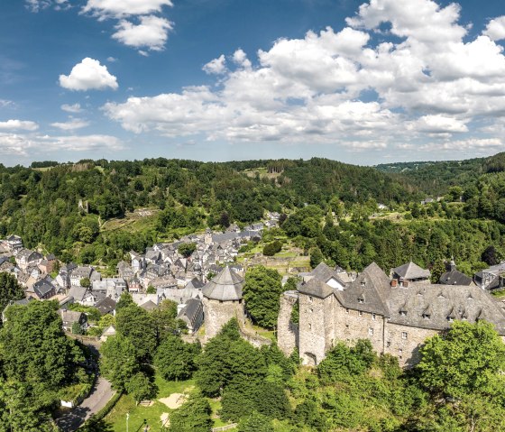 Blick auf Monschau mit Burg, &copy; Eifel Tourismus GmbH, Dominik Ketz