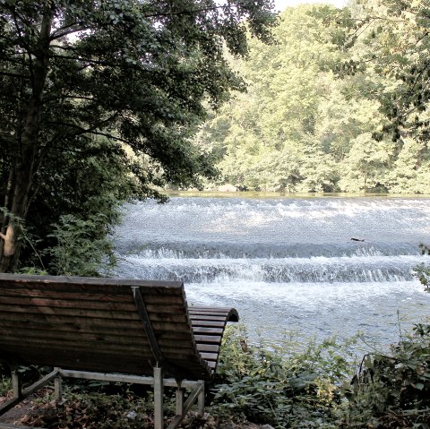 Pause au bord de la Roer avec une petite chute d'eau, &copy; Rureifel-Tourismus e.V.