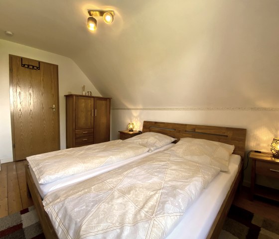 Bedroom with double bed and small wardrobe, &copy; Rureifel Tourismus e.V.
